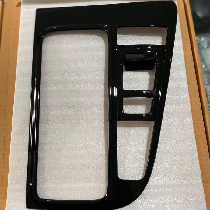 PANEL BLACK PIANO SHIFT KNOP TOYOTA VOXY 90 2022 HEMAT