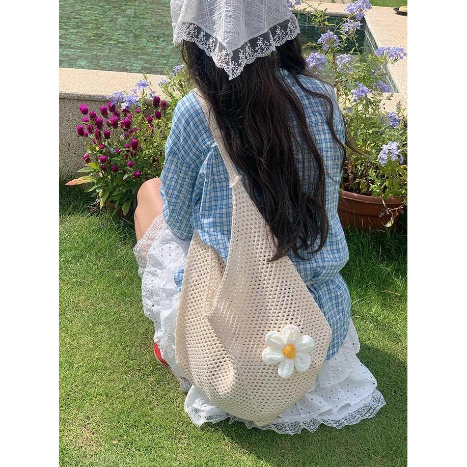 Tote Bag Rajut Motif Anyaman Rapi dengan Sentuhan Daisy HSD
