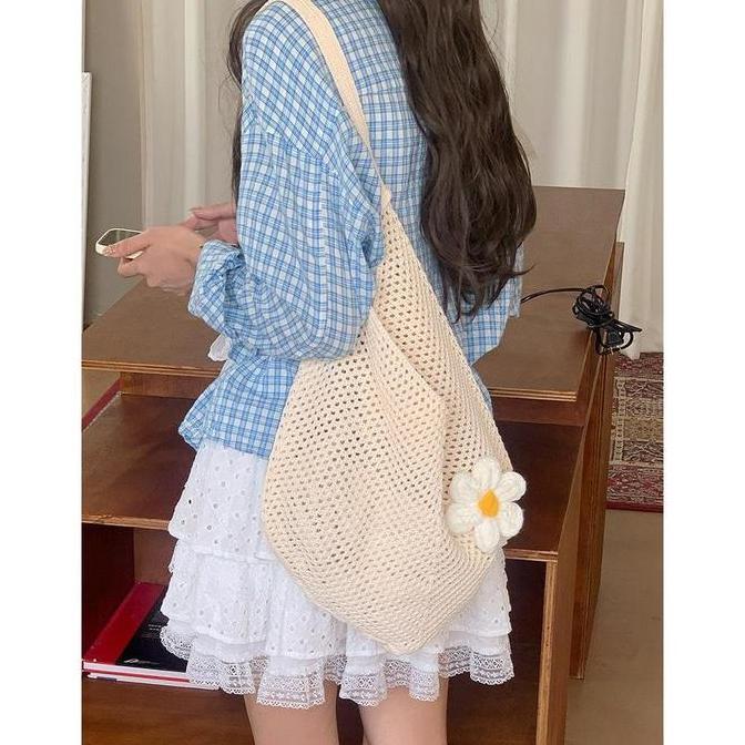 Tote Bag Rajut Motif Anyaman Rapi dengan Sentuhan Daisy HSD