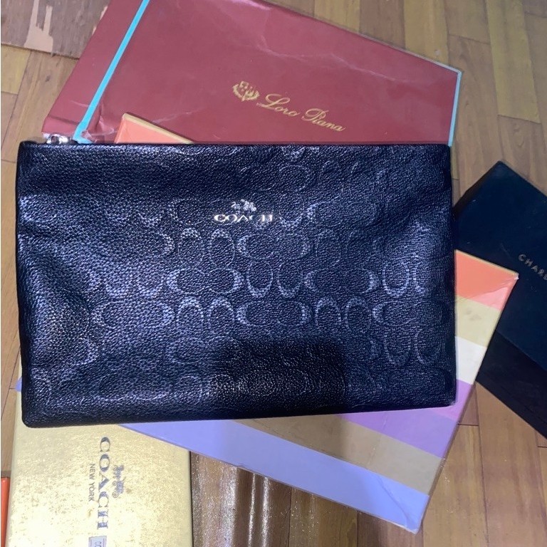 Tas Clutch Wanita COACH warna hitam motif monogram dengan resleting