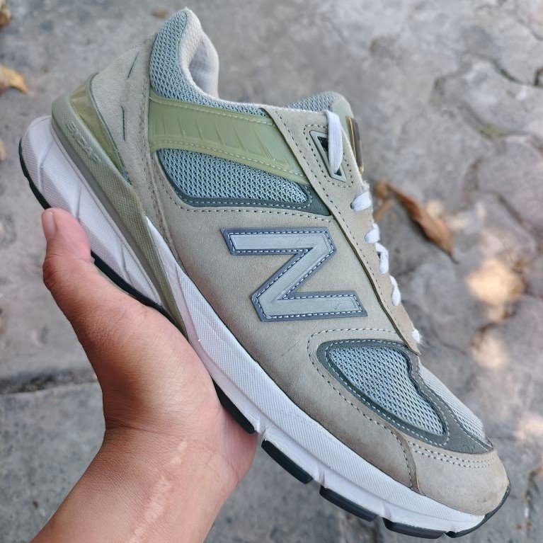 Sepatu Lari Pria 990 V5 Grey Size 43 Original Kondisi Second Minus Pemakaian