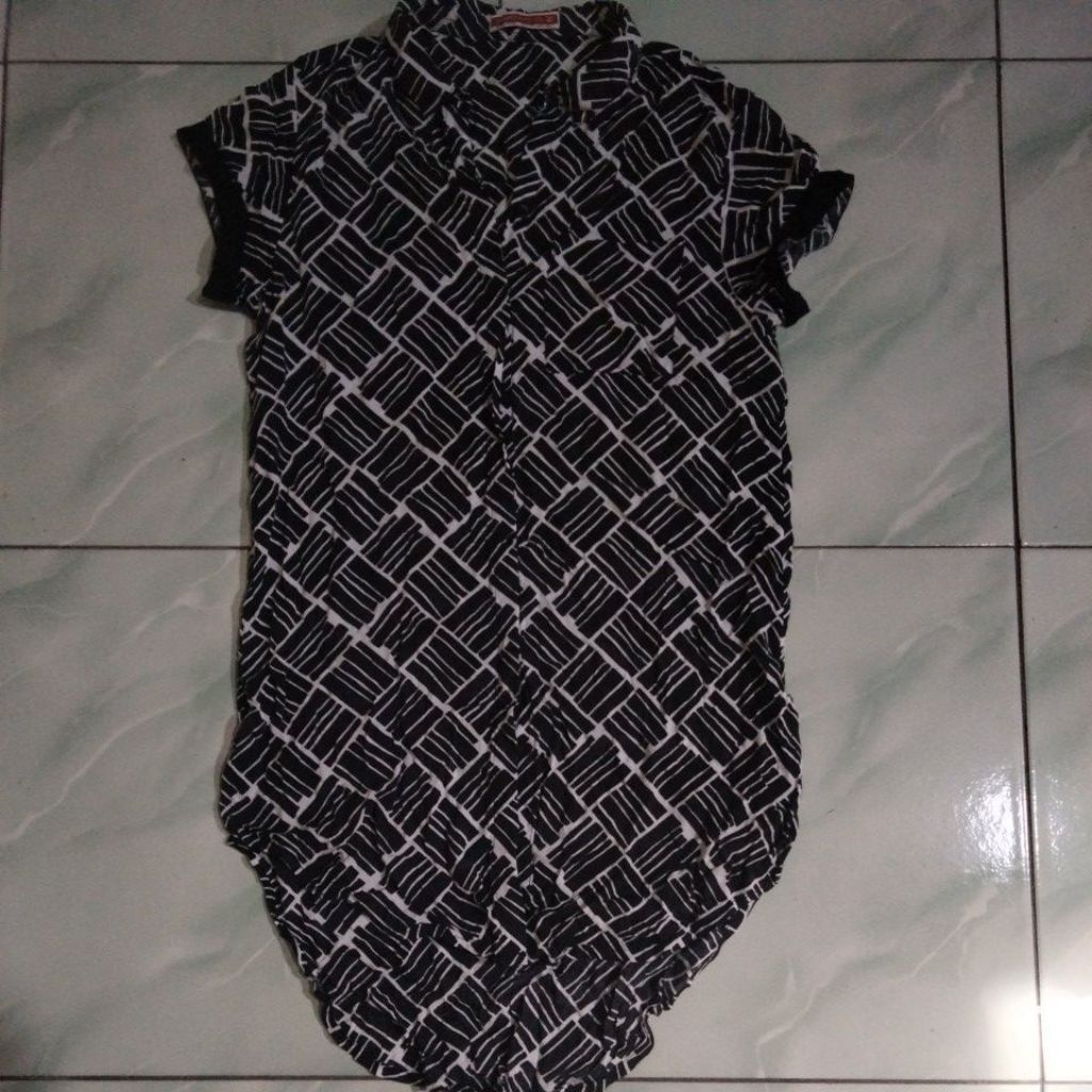 Preloved YF Blouse Monokrom Logo Jeans Wanita