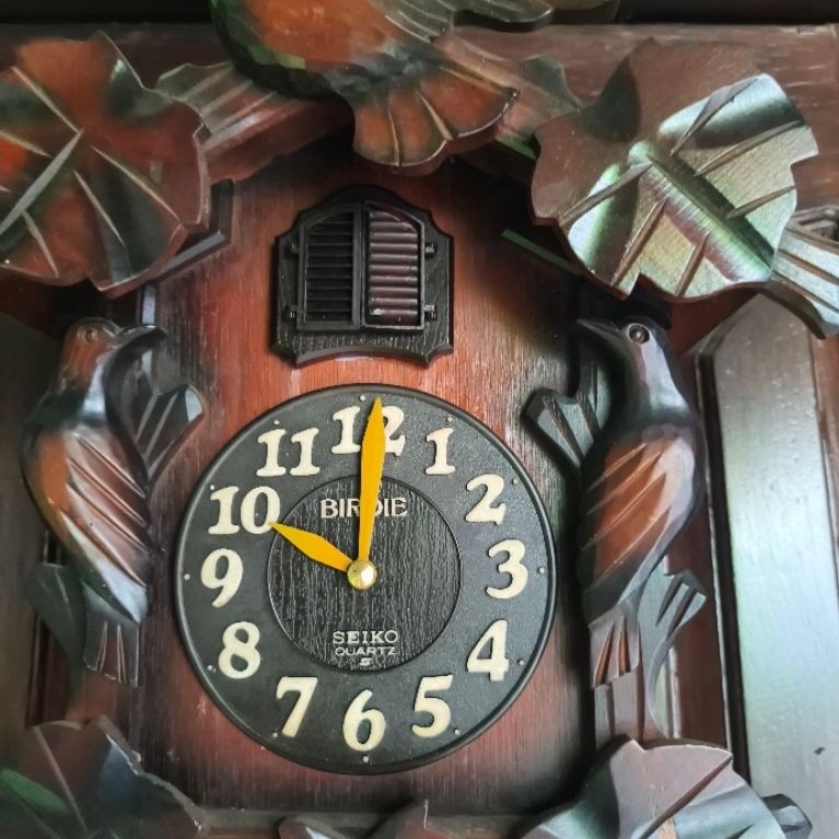 Jam dinding cuckoo ini bermerek Seiko Birdie