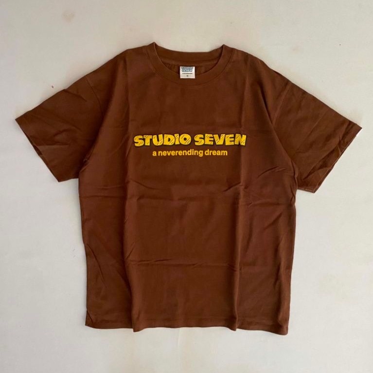 KAOS TSHIRT GU X STUDIO SEVEN