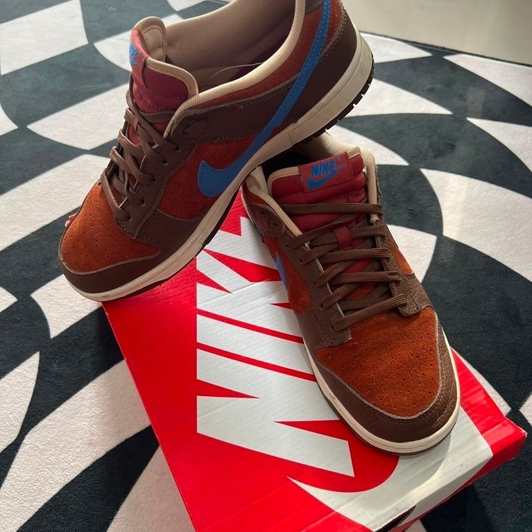 Sepatu sneakers Nike Dunk Low pria warna cokelat merah dengan detail biru