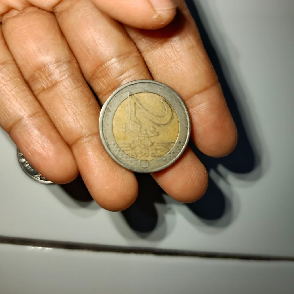 Koin 2 Euro bimetal warna emas dan silver