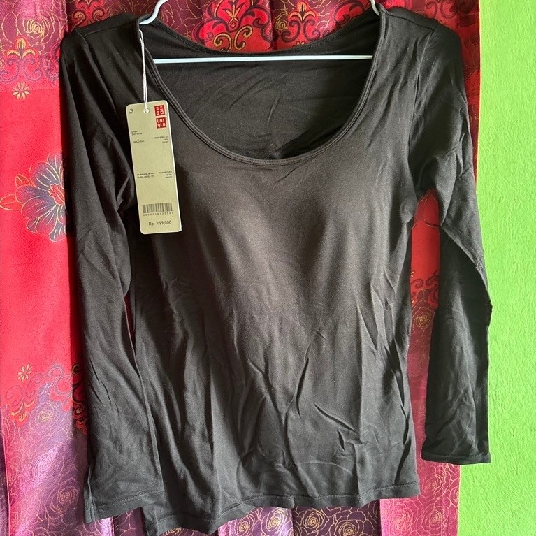 Uniqlo - Kaos Hitam Cup Bra