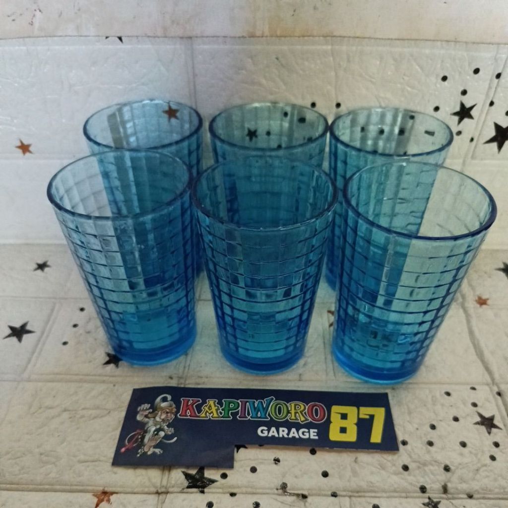 gelas warna biru