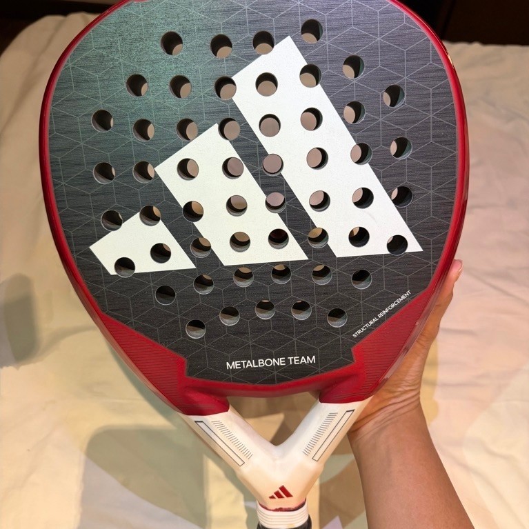 JUAL ADIDAS METALBONE TEAM RED Diamond Rough Fiberglass Padel Racket Original kondisi :   Second pem
