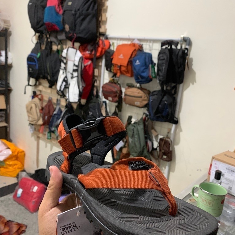 Sandal Eig Bhardev Pinch Strap