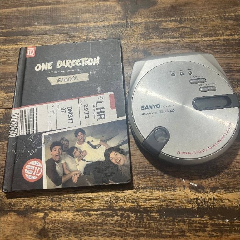 YEARBOOK ONE DIRECTION DAN DISCMAN SANYO