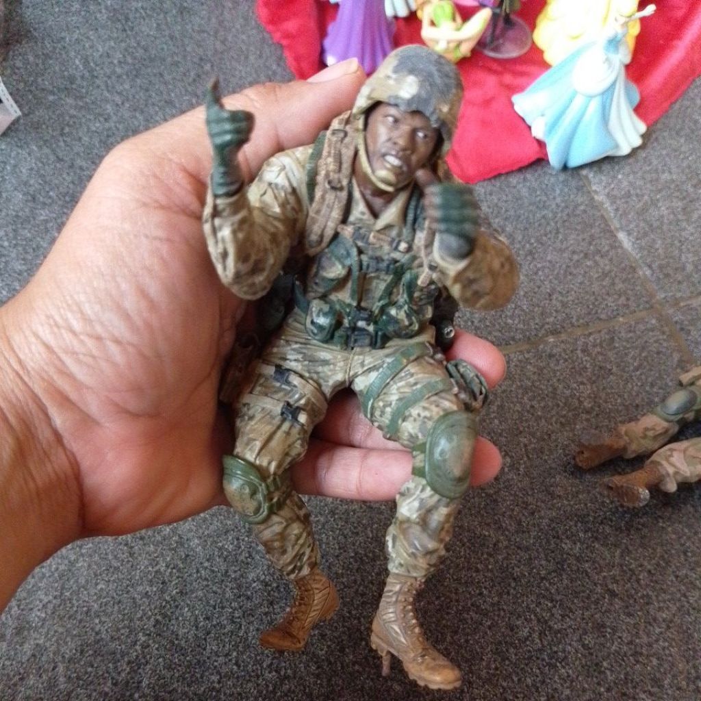 McFarlane Military Redeployed Marine Recon  - McFarlane Toys second minus di bahu tali tas & helm