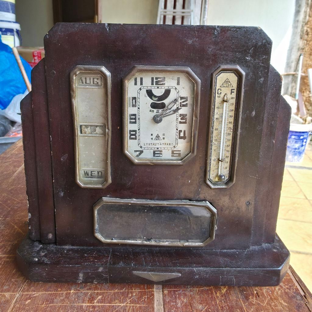 Jam Meja Antik Kuno Langka sebagai dekorasi vintage dengan aura yang kuat