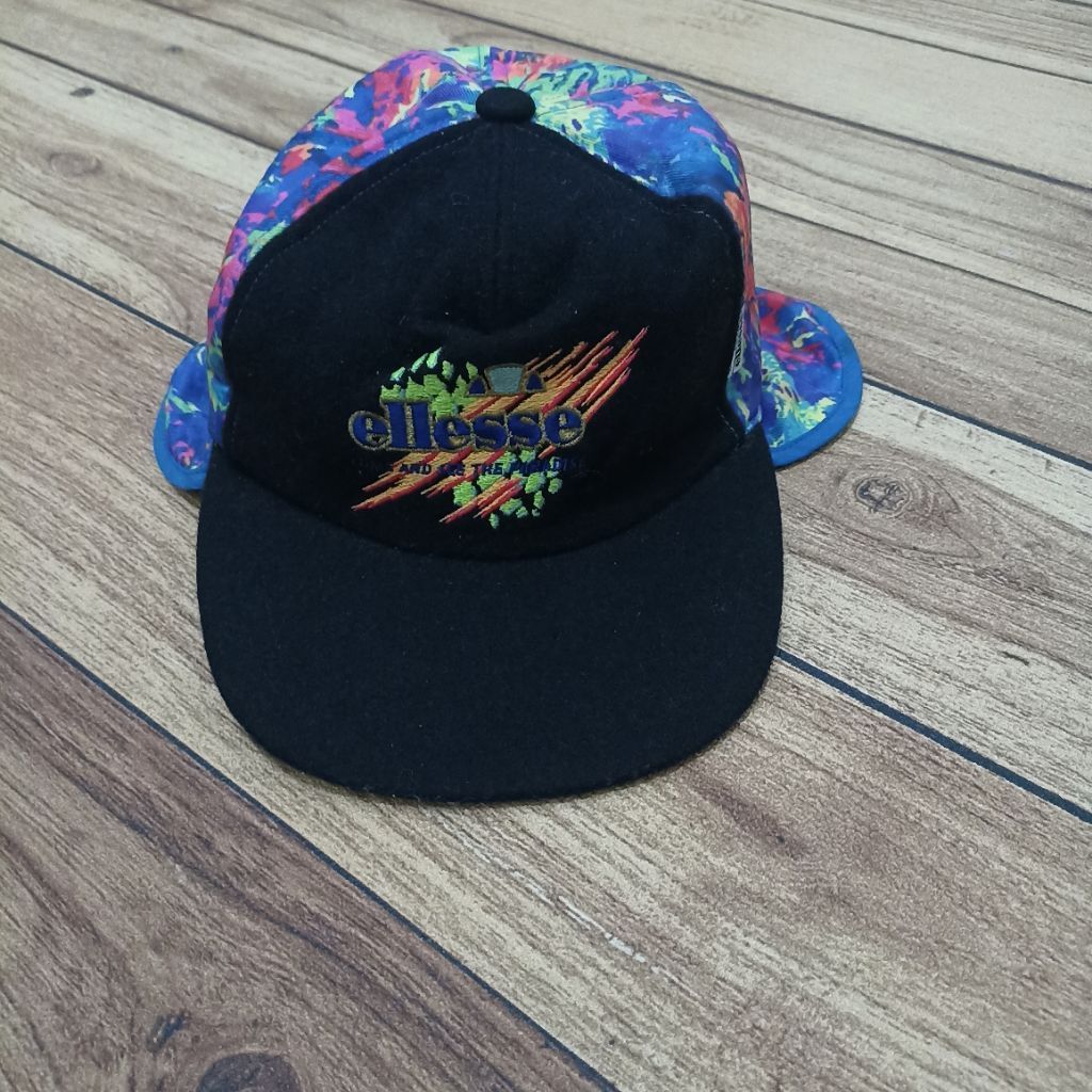 TOPI ELLESSE