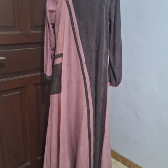 Gamis wanita lengan panjang warna pink abu-abu motif garis panjang