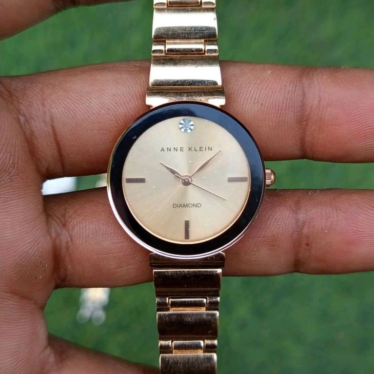 Jam Tangan Wanita Anne Klein Diamond Analog Tali Rantai Warna Gold