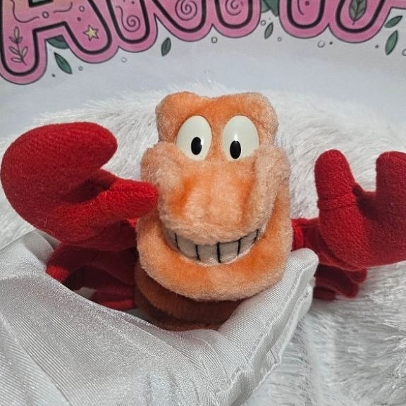 Pin boneka Sebastian dari film animasi the little mermaid