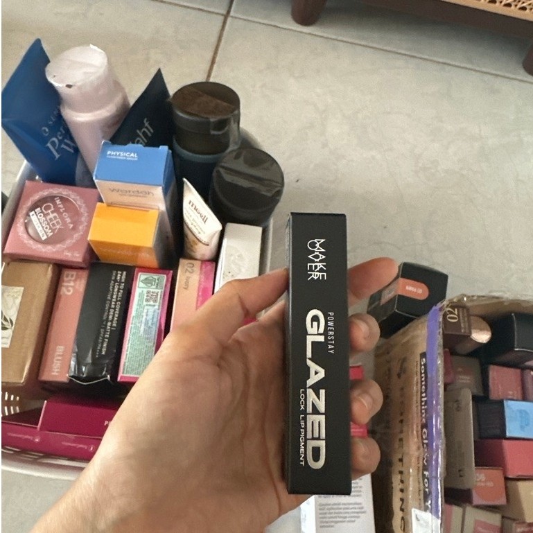 NEW AND SEALED MAKE OVER Powerstay Glazed D22 LOWKEY Lock Lip Pigment - Lip Glazed Plump Gloss