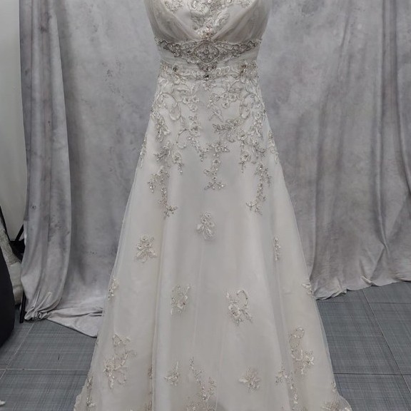 Gaun pengantin simple elegan broken white