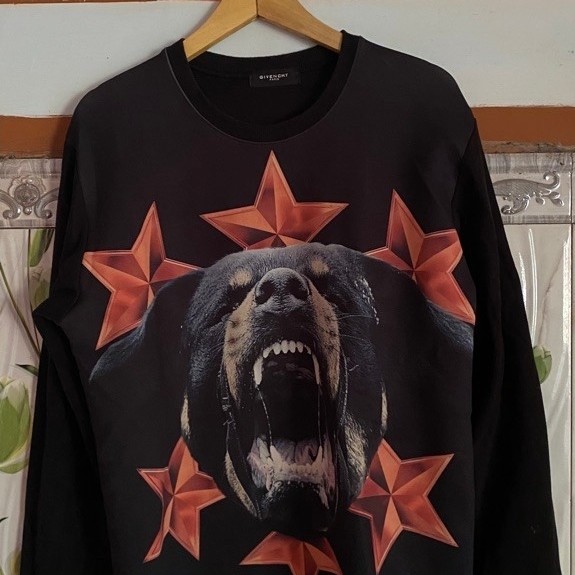Givenchy second print motif anjing