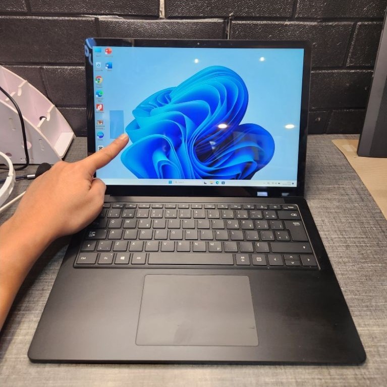 Microsoft surface Laptop 4 Core i5 1145G7 (11th Gen) Ram 16GB Ssd 512GB Layar 13in Touchscreen Ips 2