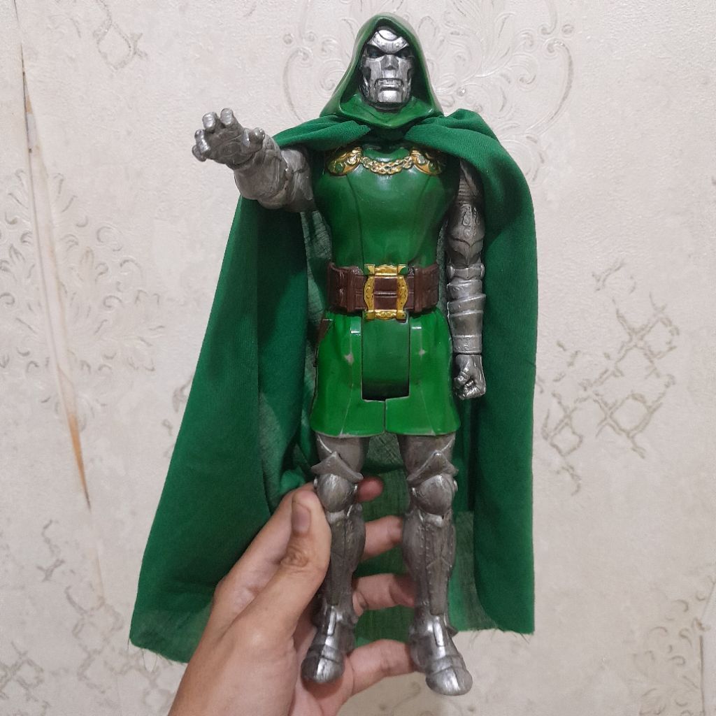 rare langka hasbro dr doom custom repaint & cape marvel avengers besar seukuran hot toys not neca mc