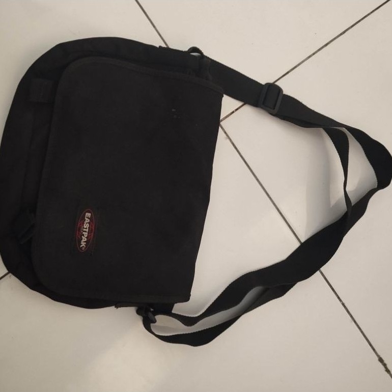 tas selempang eastpak sling bag