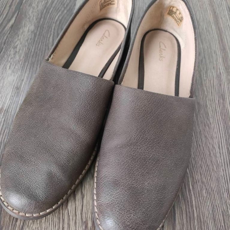 PRELOVED SEPATU KULIT WANITA SLIP ON CLARKS
