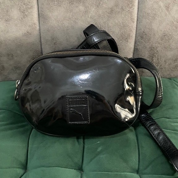 Tas selempang wanita Puma glossy hitam ( PRELOVED)