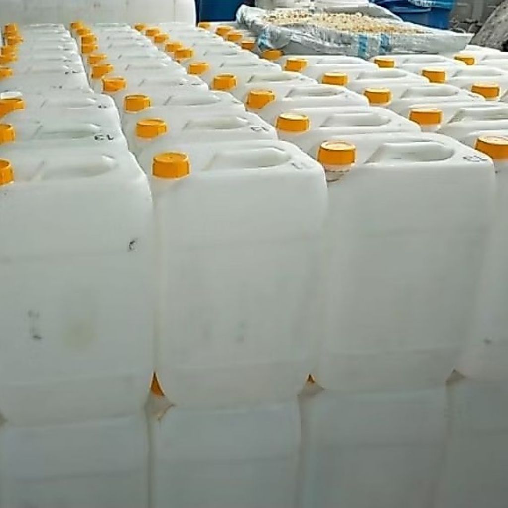 jerigen putih 20liter. mulus.sangat kuat awet.tahan lama.bersih siap pakai