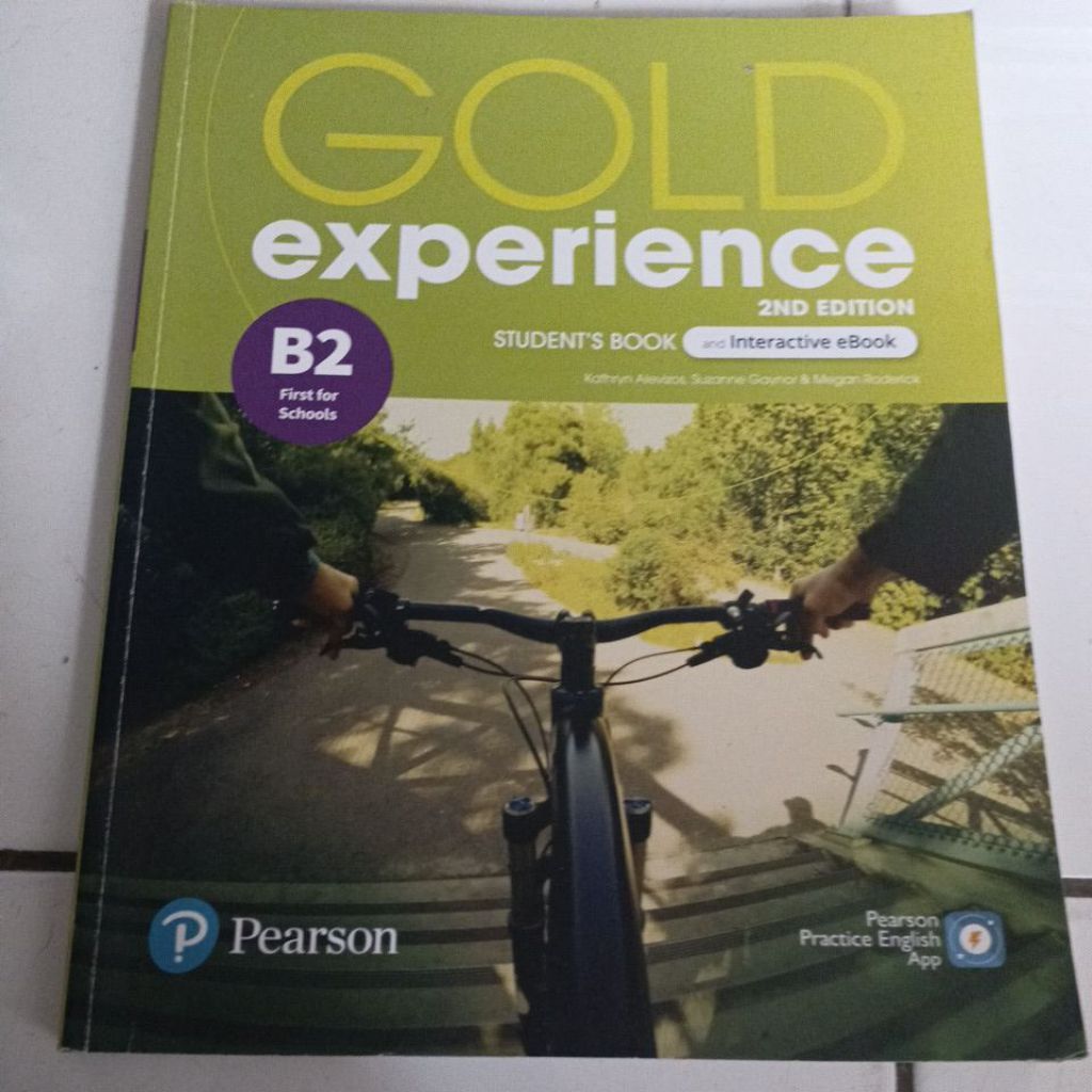 Gold experience student book B2