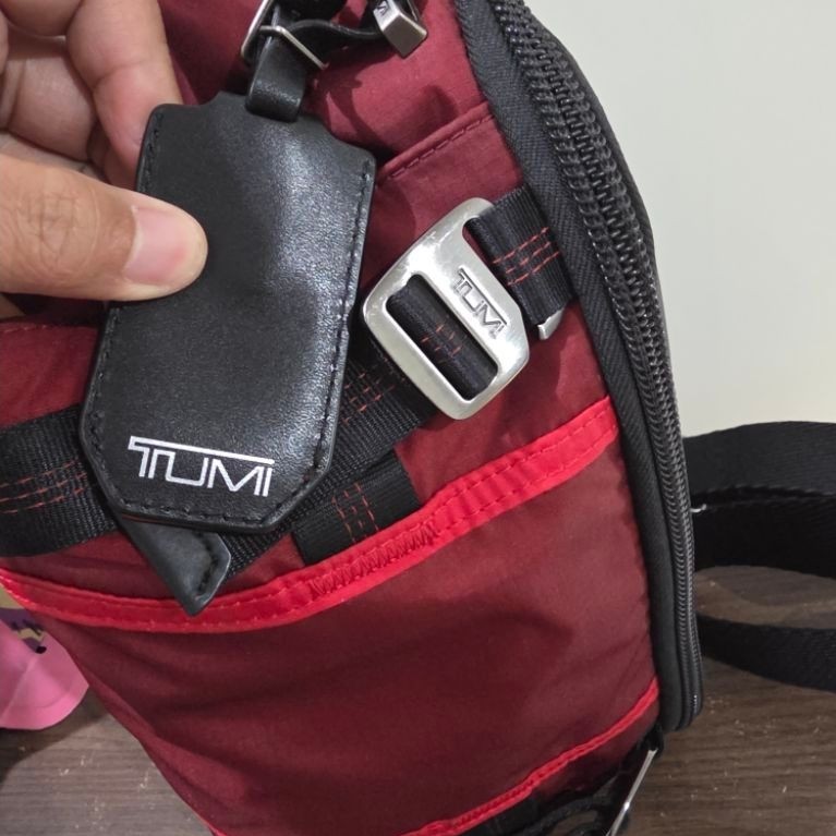 Tumi alpha bravo sling bag warna red desert
