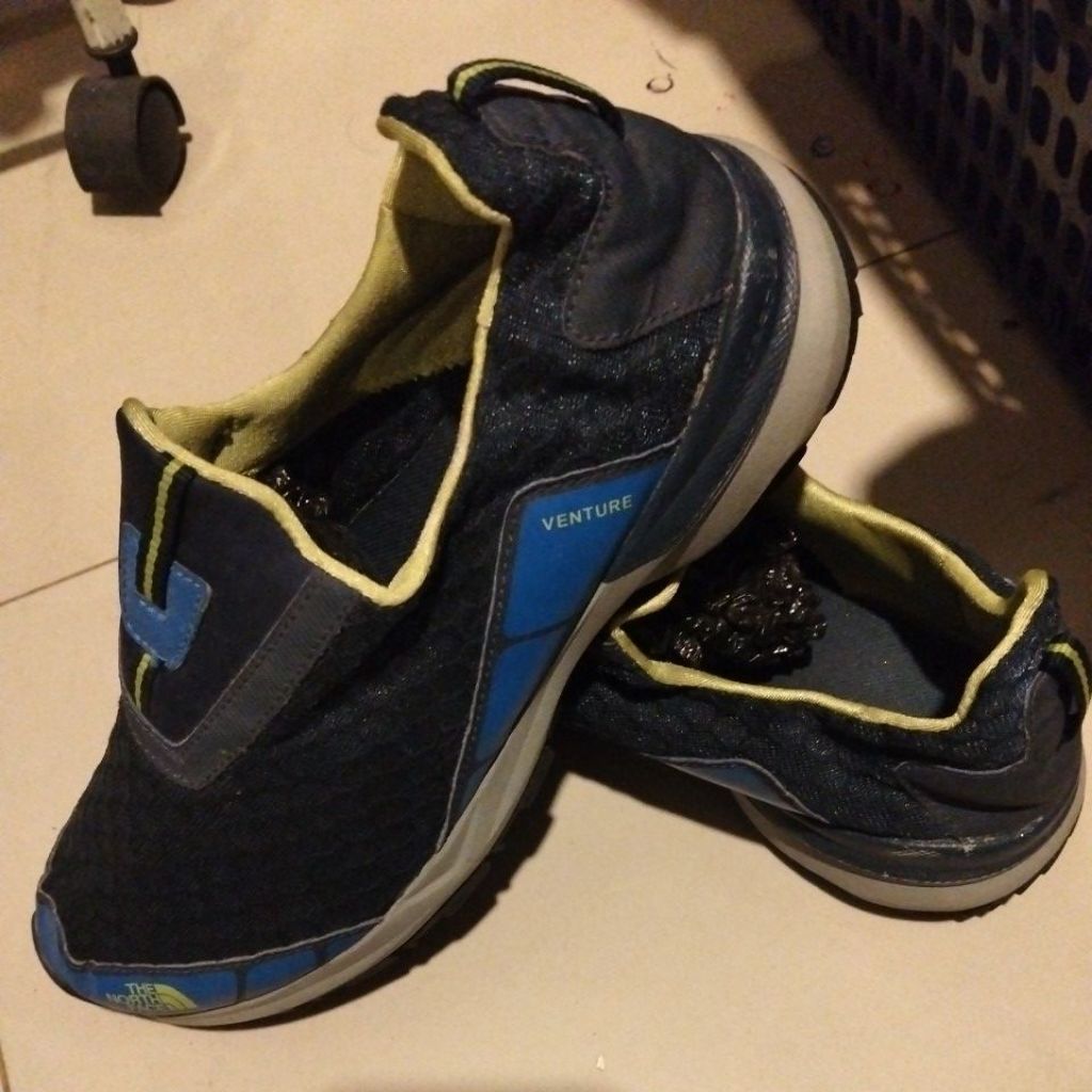 Sepatu slip on TNF 26/40,5