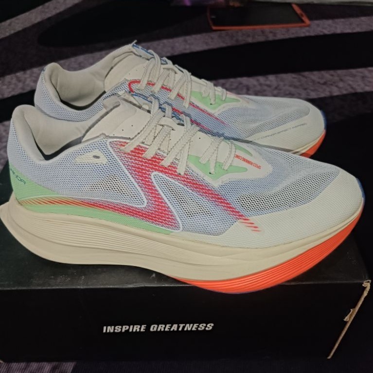 Running shoes Specs Coanda