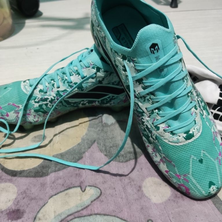 sepatu bola MILLS  XYCLOPS CALDERA SECOND (bekas) ukuran 44