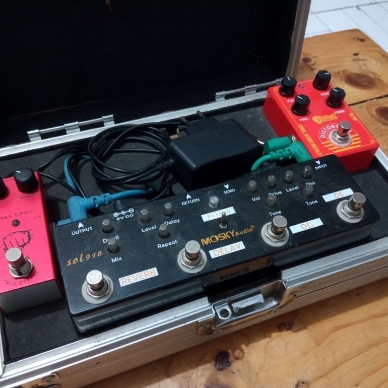 EFECT GITAR + HARDCASE PEDALBOARD LIKE NEW