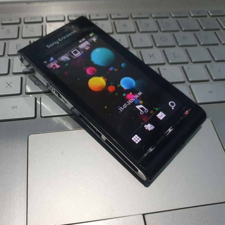 Sony Ericsson Satio U1 warna hitam