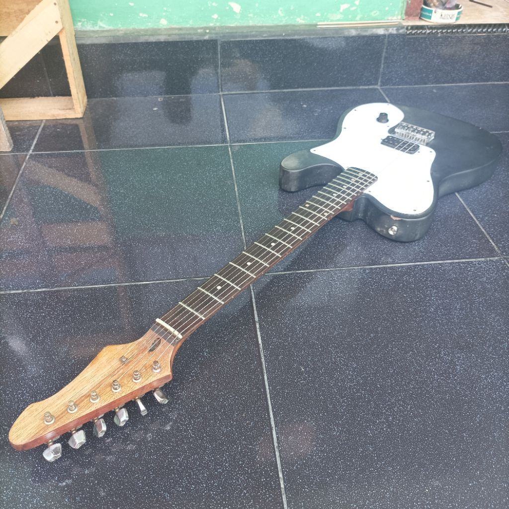 gitar listrik model Telecaster Deluxe