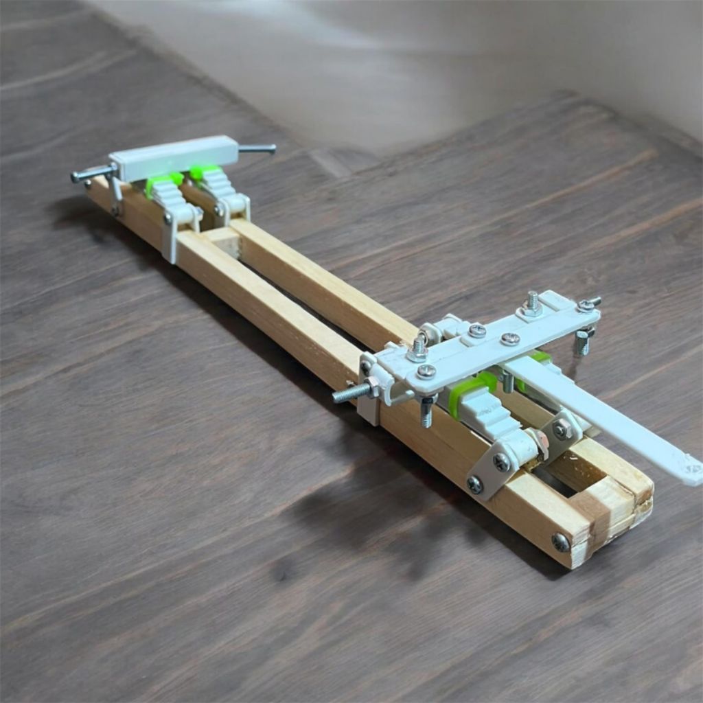 Sasis miniatur truk plastik full terot kayu pinus 30cm