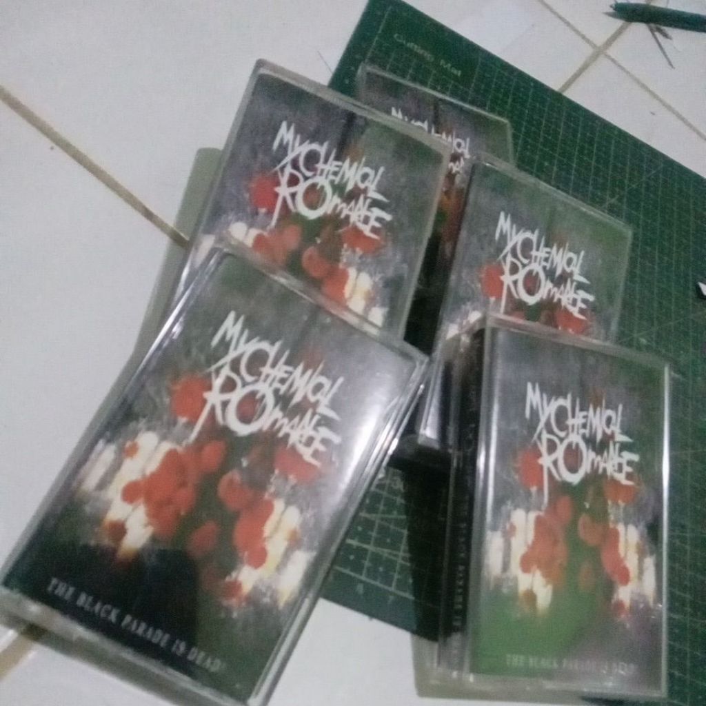 MCR  COLLECTION  THE  BLACK PARADE IS  DEAD  KASET PITA