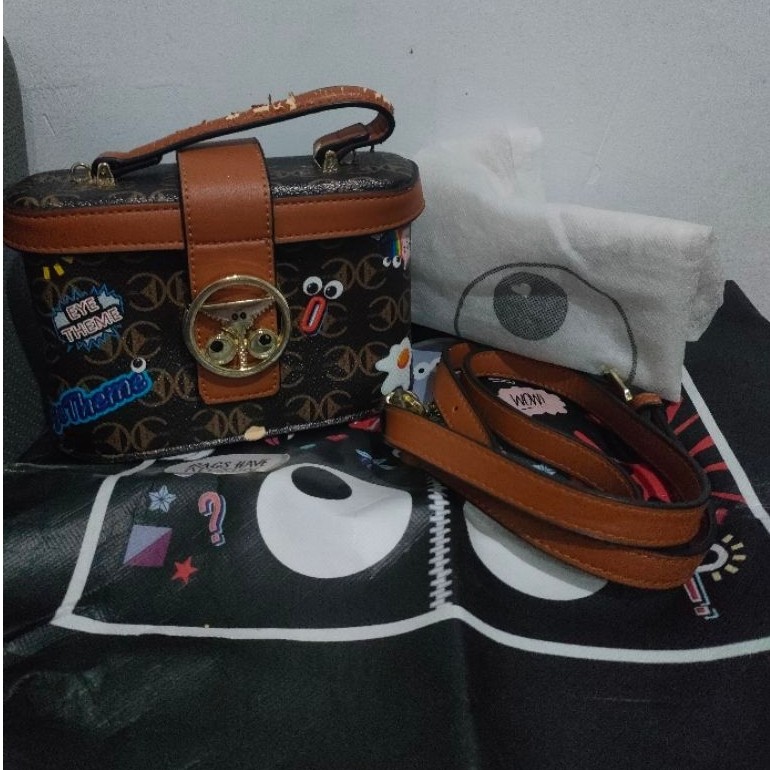 Preloved Huer Eye Theme bag/slingbag/handbag