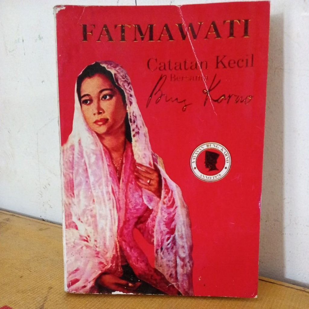 FATMAWATI " CATATAN KECIL BERSAMA BUNG KARNO" OLEH : FATMAWATI SUKARNO