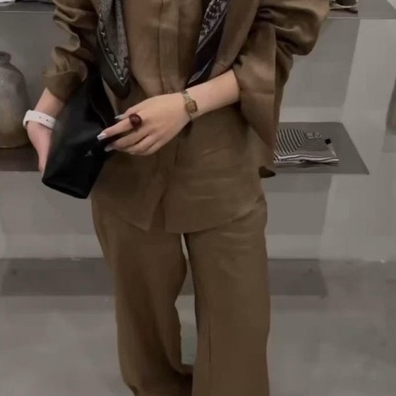 Setelan wanita blazer dan celana panjang warna cokelat model kasual