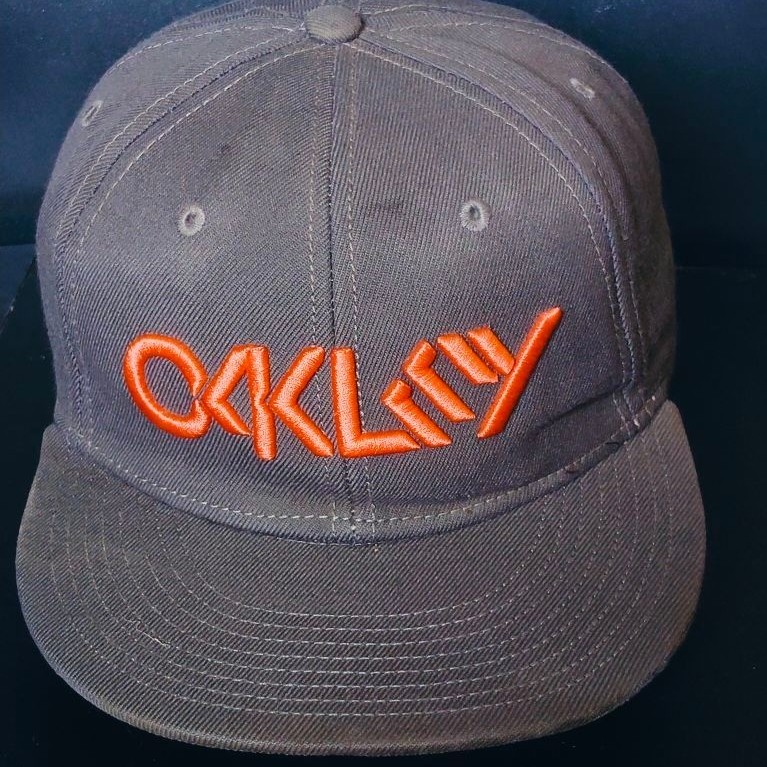 topi oakley