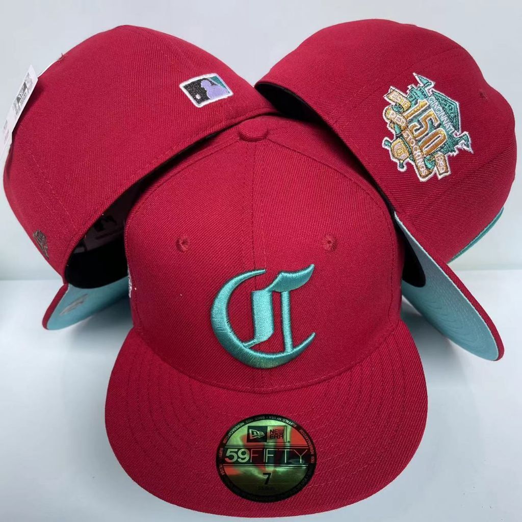 Topi baseball New Era 59FIFTY warna merah dengan bordir logo C dan patch 150th