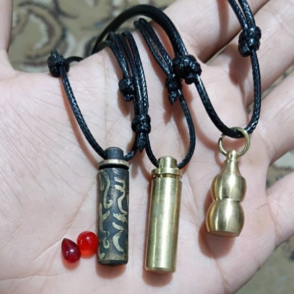 Kalung liontin tabung kuningan tempat batu