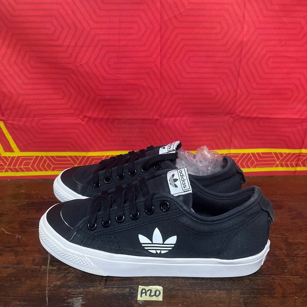 Sepatu Adidas Nizza trefoil size 38