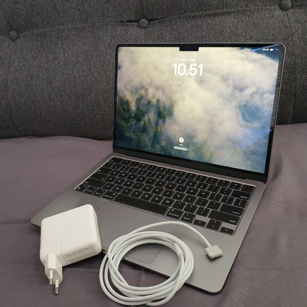 Macbook Air M2 8GB 256GB Mint Condition