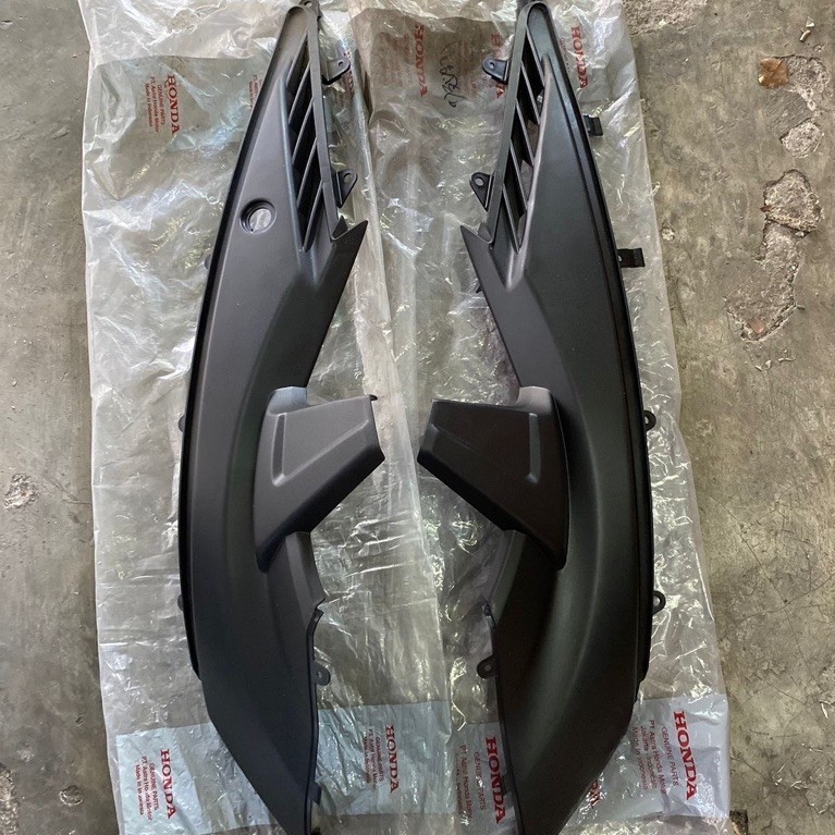 cover sambungan body kanan kiri honda vario 110 karbu original ori ahm 83520-Kvb-900 83620-kvb-900 C