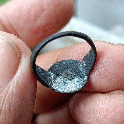 cincin perunggu kuno motif bunga barang temuan